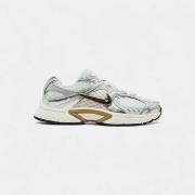 Kengät Nike  V5 Rnr Parachute Beige Metallic Pewter  42