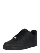 Nike Sportswear Matalavartiset tennarit 'AIR FORCE 1 07'  musta