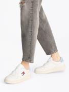 Tommy Jeans Matalavartiset tennarit 'RETRO BASKET ESS MEG 3A3'  laivas...
