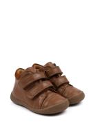 Starters™ Velcro Brown Pom Pom