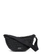 Mhati_Crossb. Halfm. Black HUGO