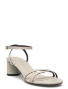 Gracey_Chsandal50_Na Cream BOSS