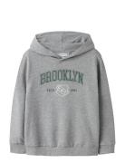 Nkmnewi Ls Nreg Sweat Wh Bru Tops Sweat-shirts & Hoodies Hoodies Grey ...