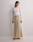 Nelly - Beige - Sleek Satin skirt