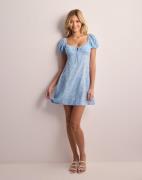 Nelly - Kukallinen - Flirty Puff Sleeve Dress