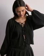 Nelly - Musta - Volume Tied Blouse