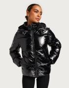 Nelly - Musta - Everyday Puffer Jacket