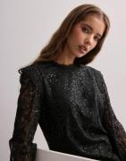 Pieces - Musta - Pcolline Ls Lace Sequins Top Noos