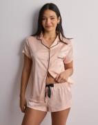 Bluebella - Vaaleanpunainen - Abigail Luxury Satin Short Pyjama Set