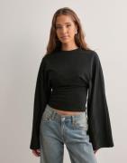 Nelly - Musta - Wide Sleeve LS Top