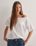 Nelly - Valkoinen - Slouchy Shoulder Tee