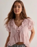 Nelly - Vaaleanpunainen - Dreamy Flounce Blouse