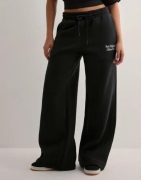 New Balance - Musta - Wide Leg Jogger