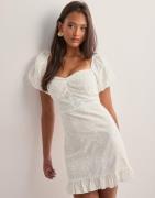 Nelly - Valkoinen - My Dearest Dress
