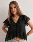 Nelly - Musta - Dreamy Flounce Blouse