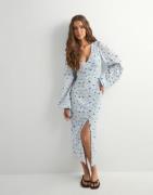 Nelly - Kukallinen - Buttoned Structure Dress