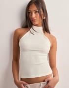 Nelly - Valkoinen - High Neck Structure Top