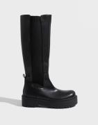 Nelly - Musta - Clean Under Knee Boot