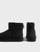 UGG - Musta - W Classic Mini II