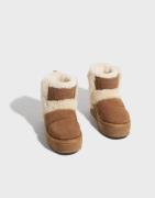 UGG - Ruskea - W Classic Chillapeak