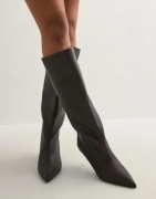Nelly - Ruskea - Stiletto Under Knee Boot