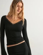 Nelly - Musta - Lace Detail V Neck Top