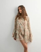 Vero Moda - Kukallinen - Vmstarry Ls Ruffle Mini Dress Exp