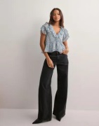 Nelly - Kukallinen - Dreamy Flounce Blouse