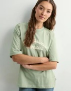New Balance - Vihreä - Linear Heritage Oversized T-Shirt