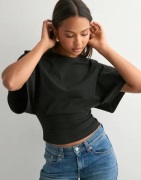 Nelly - Musta - Round Neck Wide Sleeve Tee