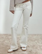 Nelly - Valkoinen - Super Low Heart Pocket Bootcut Jeans