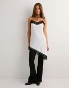 Nelly - Valkoinen - Lace Asymmetric Slip Dress