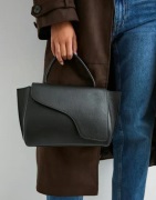 ATP ATELIER - Musta - Arezzo Grained Calf Bag