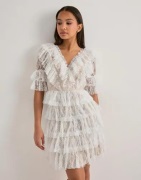 Malina - Valkoinen - Sky v-neck frill mini lace dress