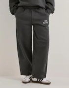 New Balance - Musta - Trackside Fleece Barrel Pant