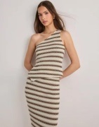 Nelly - Ruskea - In Love Shoulder Top