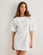 Nelly - Valkoinen - Shaped Short Sleeve Dress