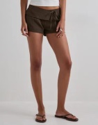 Nelly - Ruskea - Front Detail Shorts