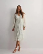 Vero Moda - Valkoinen - Vmsmilla Ls V-Neck Calf Dress Wvn G