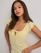 Nelly - Keltainen - Broderie Anglais Top